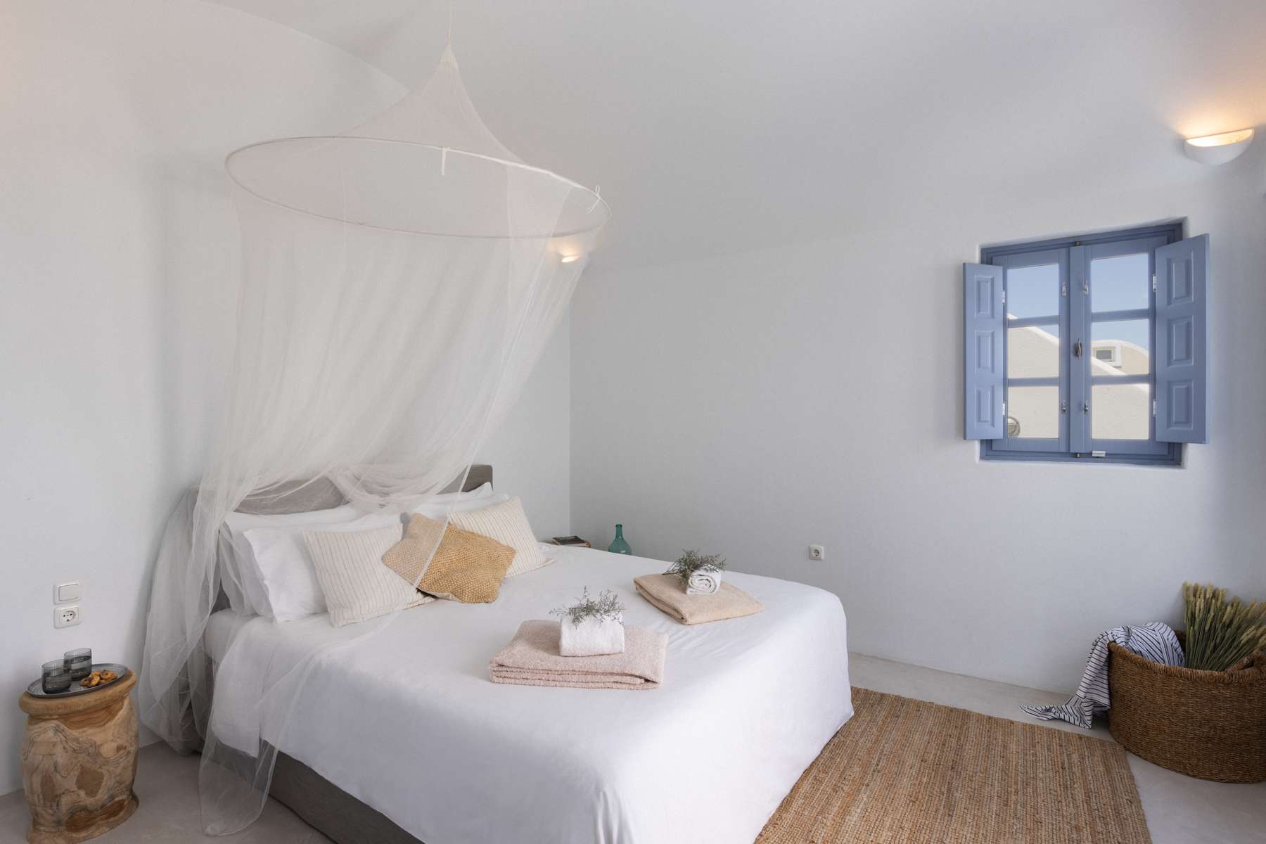 Spitia_Santorini_Blue_Door_Villa_19